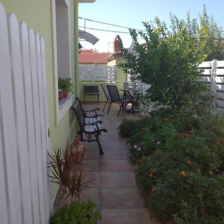 Granny'S Home Roussopoulio Bagian luar foto