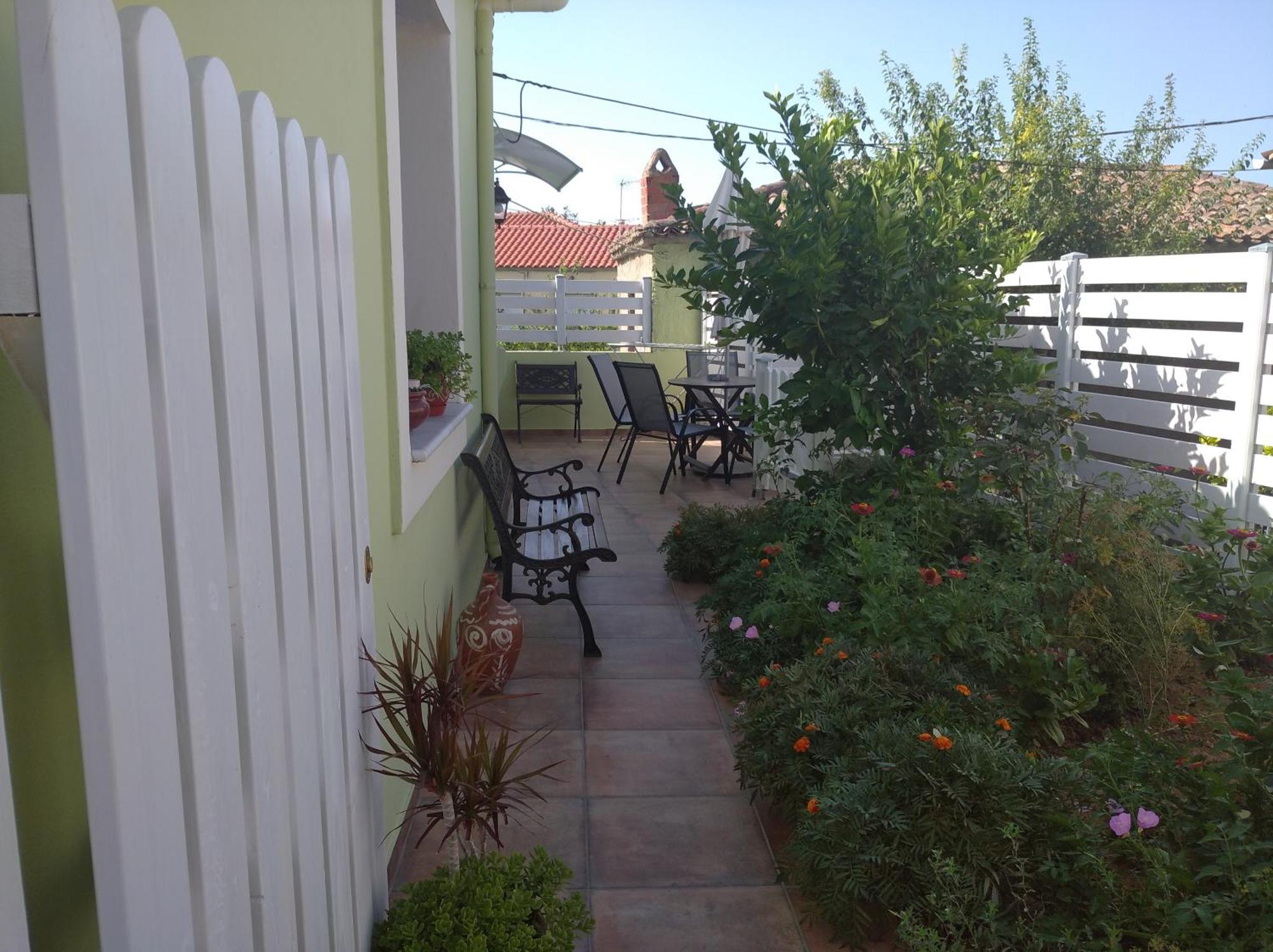 Granny'S Home Roussopoulio Bagian luar foto